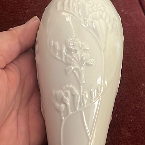 Lenox Special Collection China 7" Bud Vase Iris Design with 24K Gold Trim - Picture 6 of 7